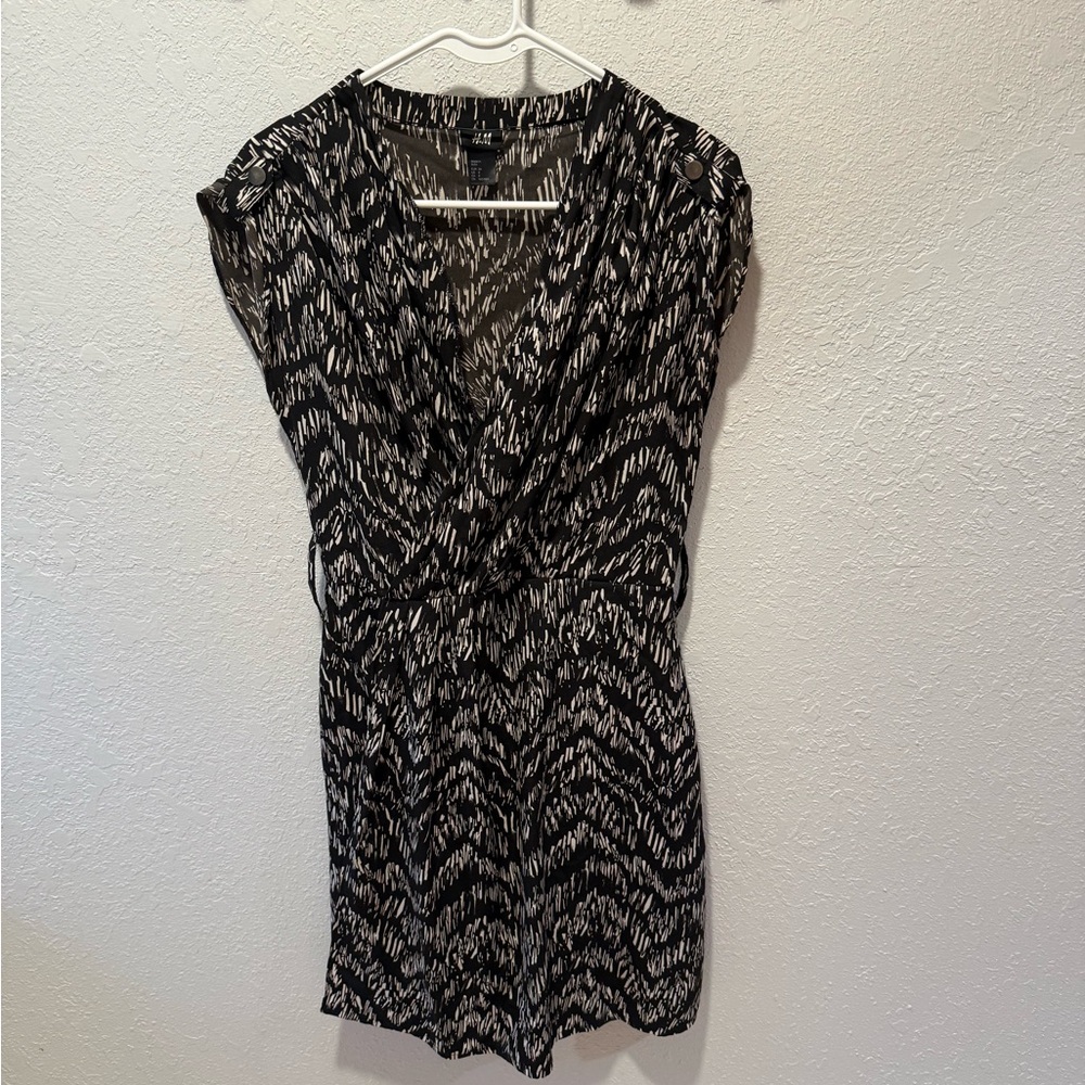 H&M Black and White Sleeveless Sheath Dress